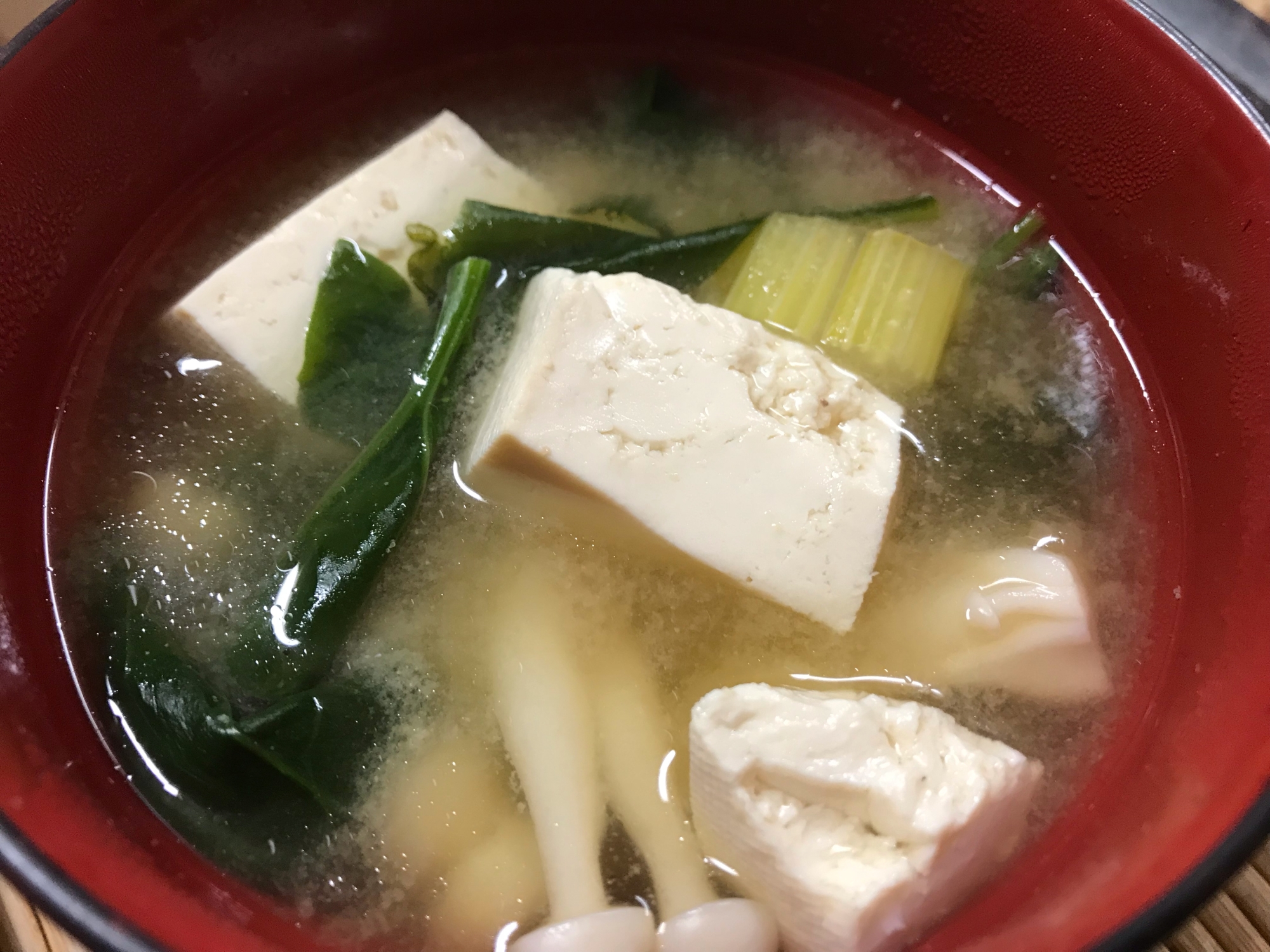 豆腐&セロリ&ほうれん草&ブナピーの味噌汁