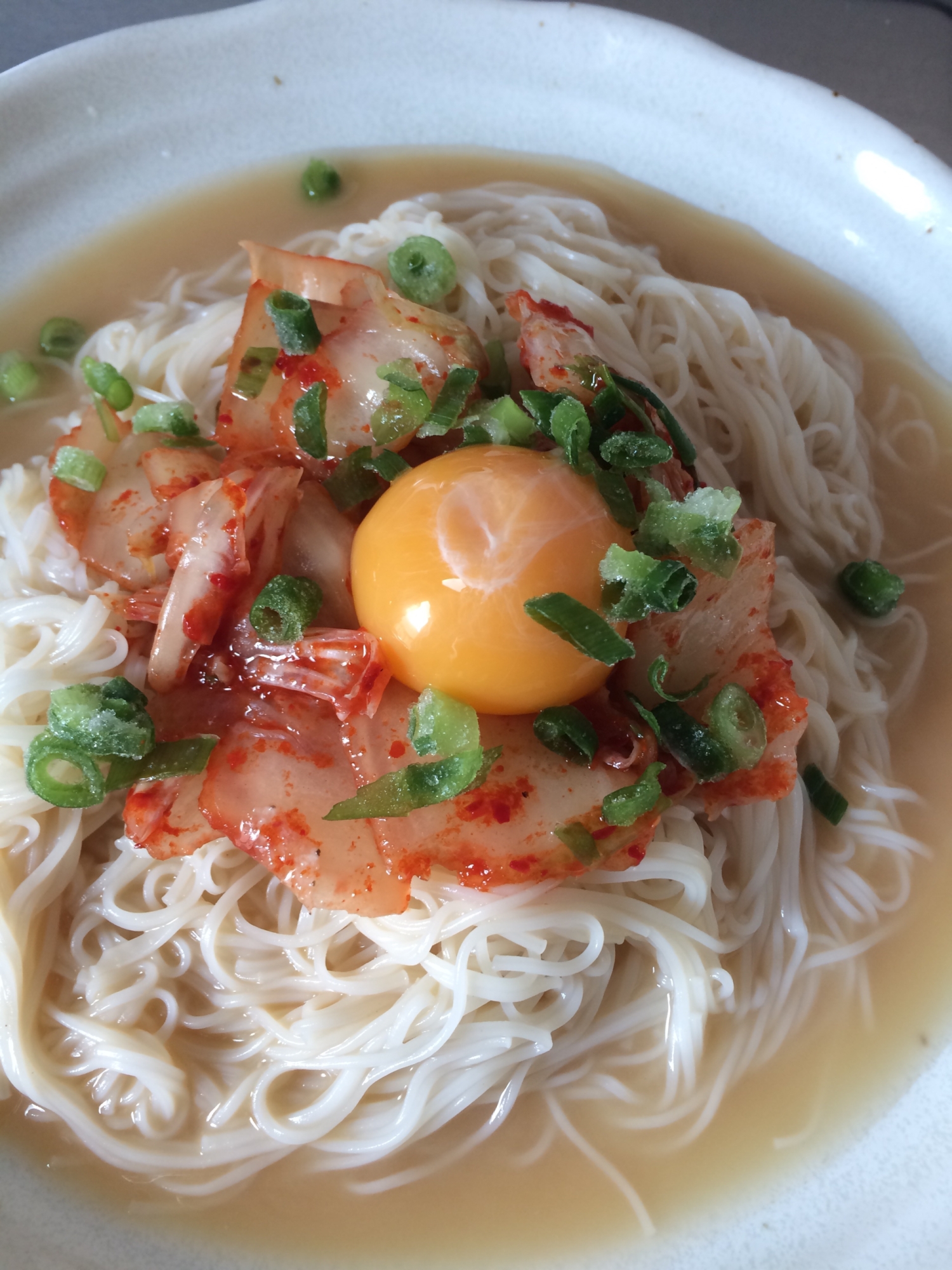 ピッタリ相性！キムチ×ゴマだれ素麺 生卵のせ