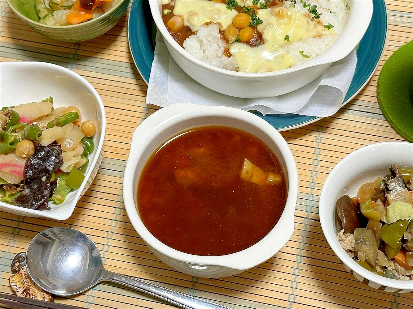 丸ごと煮干しをいただく赤だし！人参とお揚げさん参加