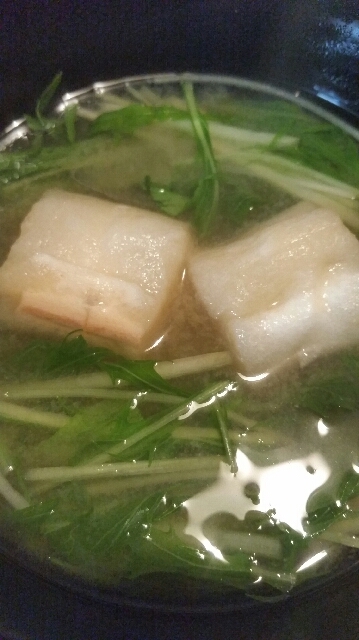 焼き麩と水菜とワカメの味噌汁