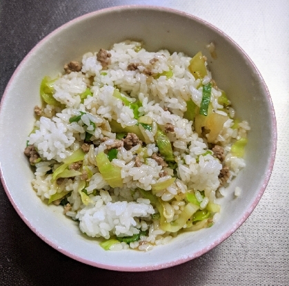 キャベツとひき肉と卵のチャーハン