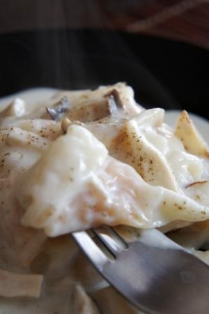 餃子の皮で簡単、豆腐ラビオリの茸クリームソース
