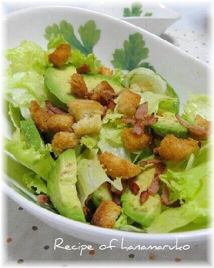 レタスとアボカドとカリカリベーコンのシーザーサラダ