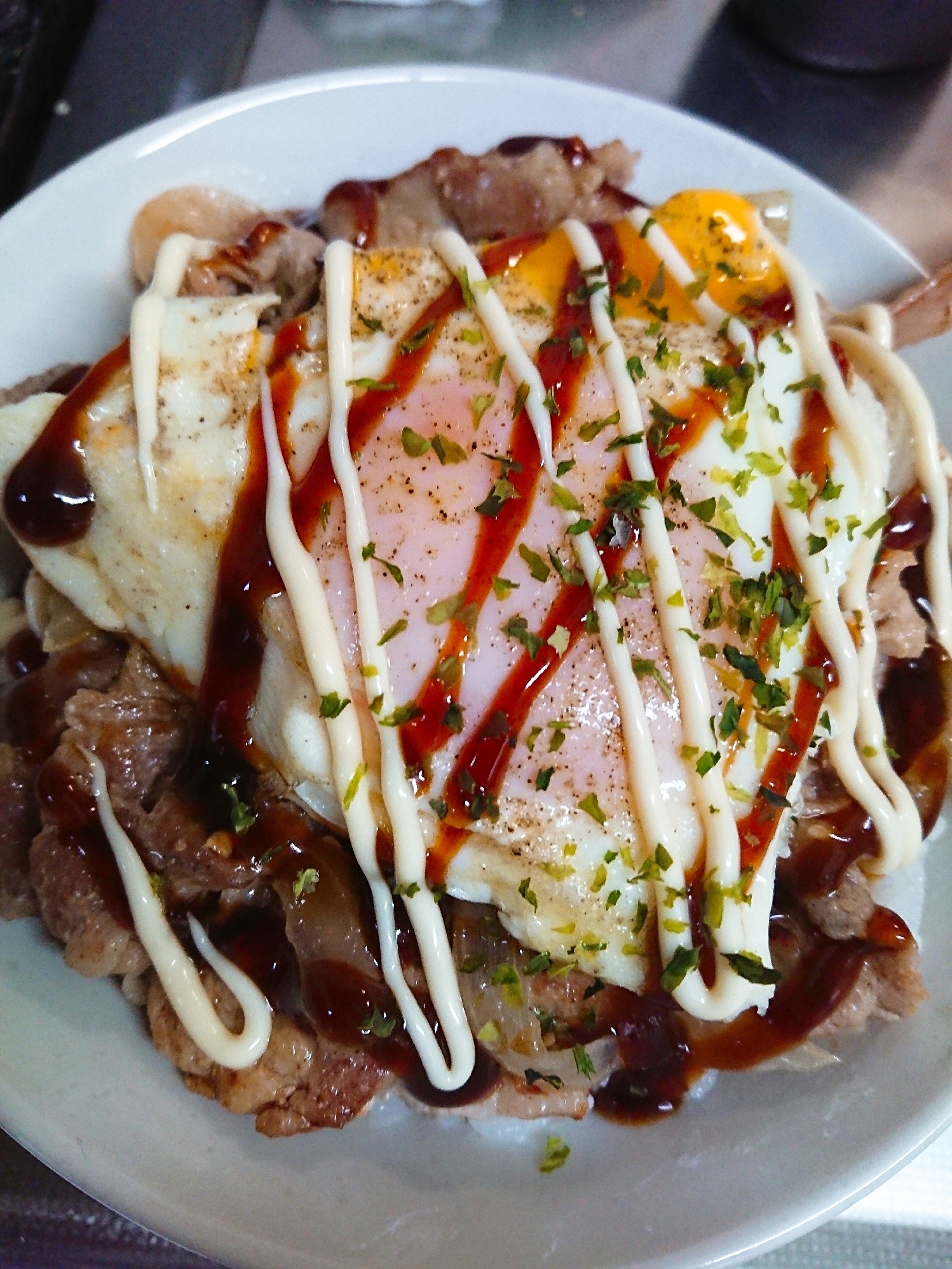 豚肉と玉ねぎの目玉焼き丼