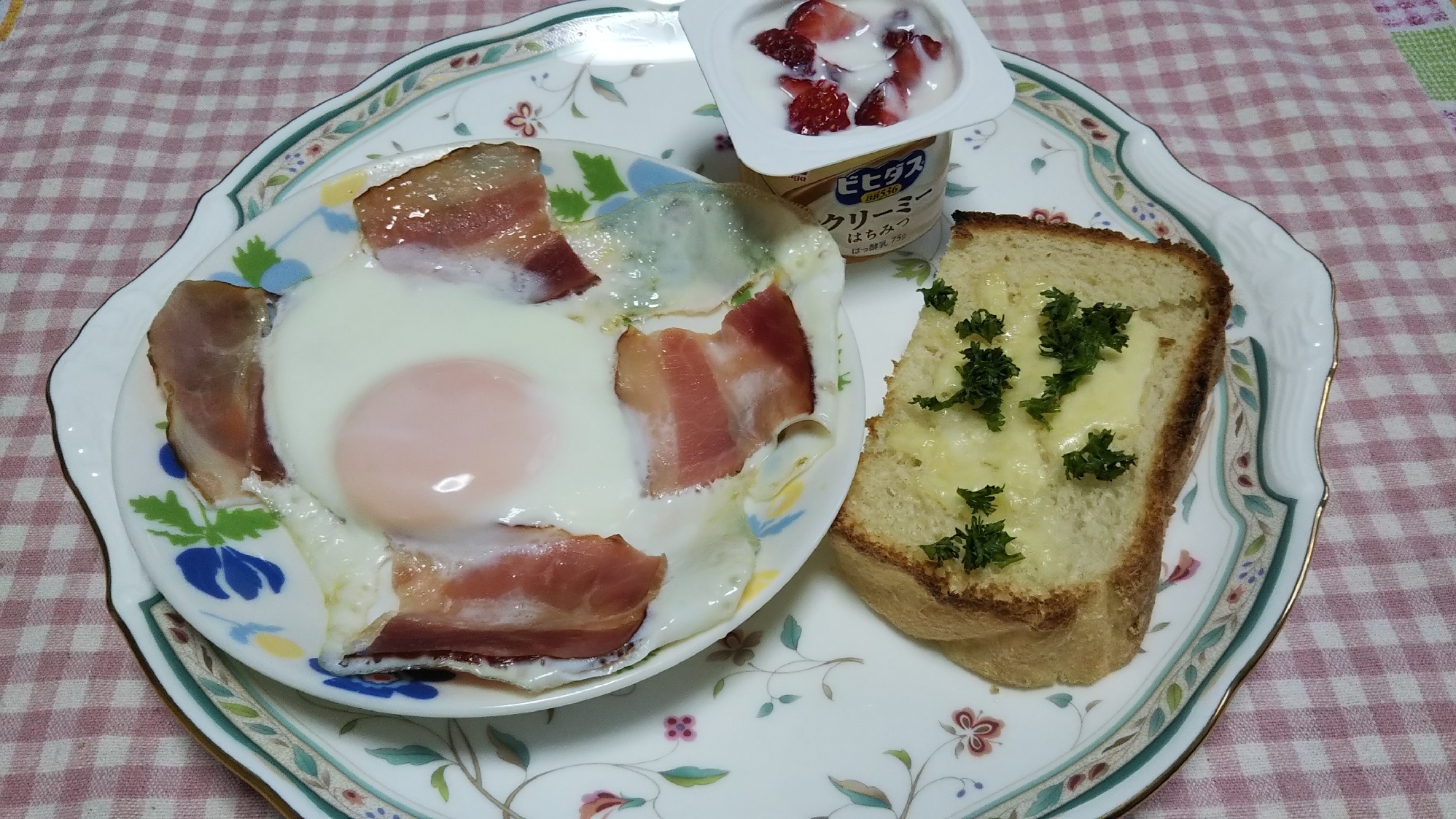 ベーコンエッグとチーズトーストとヨーグルト☆