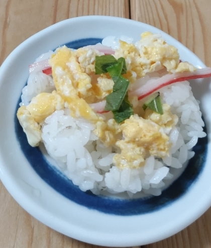 サッと焼くだけ♬5分でカニカマ卵丼⋆⸜ ⚘ ⸝⋆