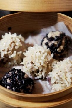 おうち飲茶、餅米と黒米の２色鰹団子