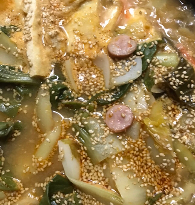 青梗菜とウインナー、油揚げのキムチ鍋
