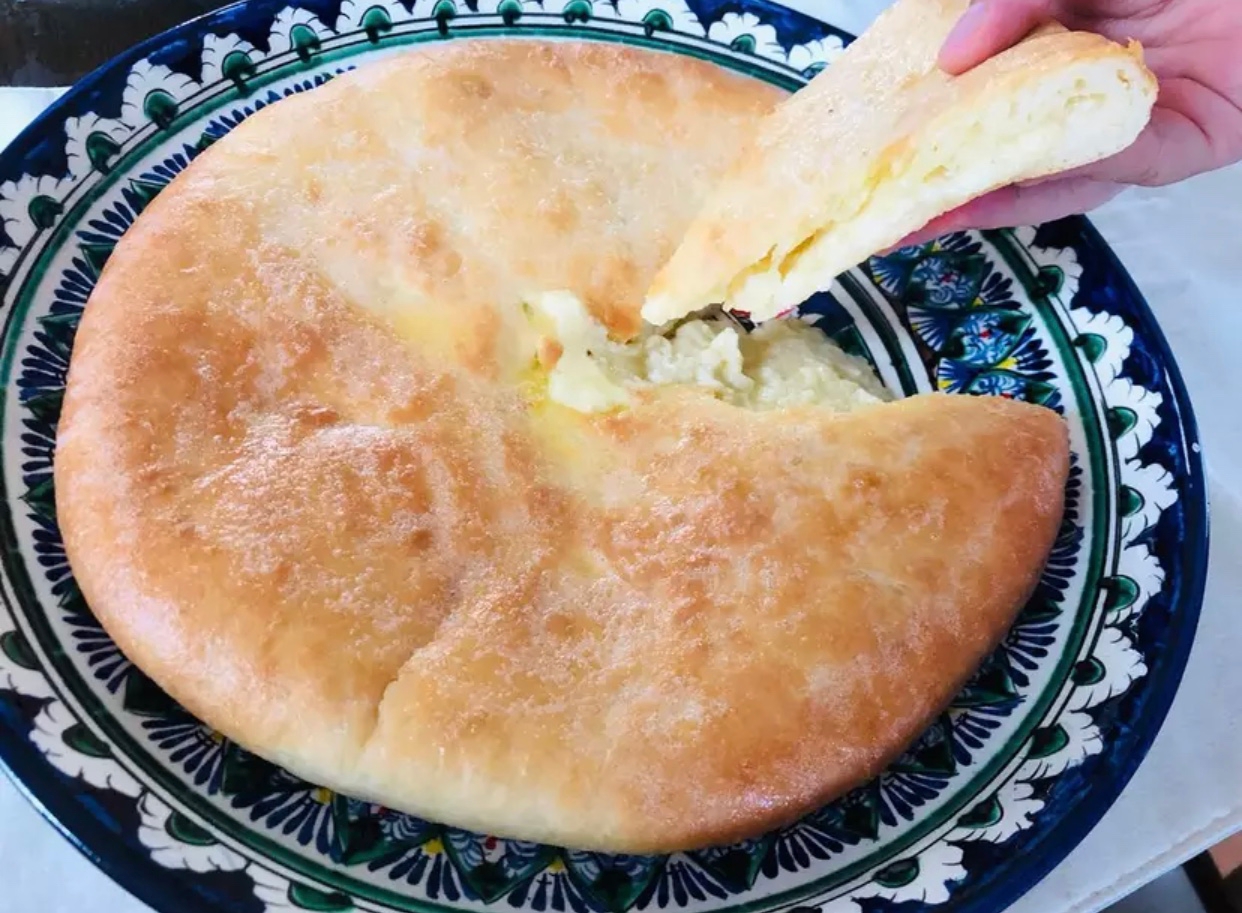 ウズベキスタンのとろりチーズとポテトの柔らかパン