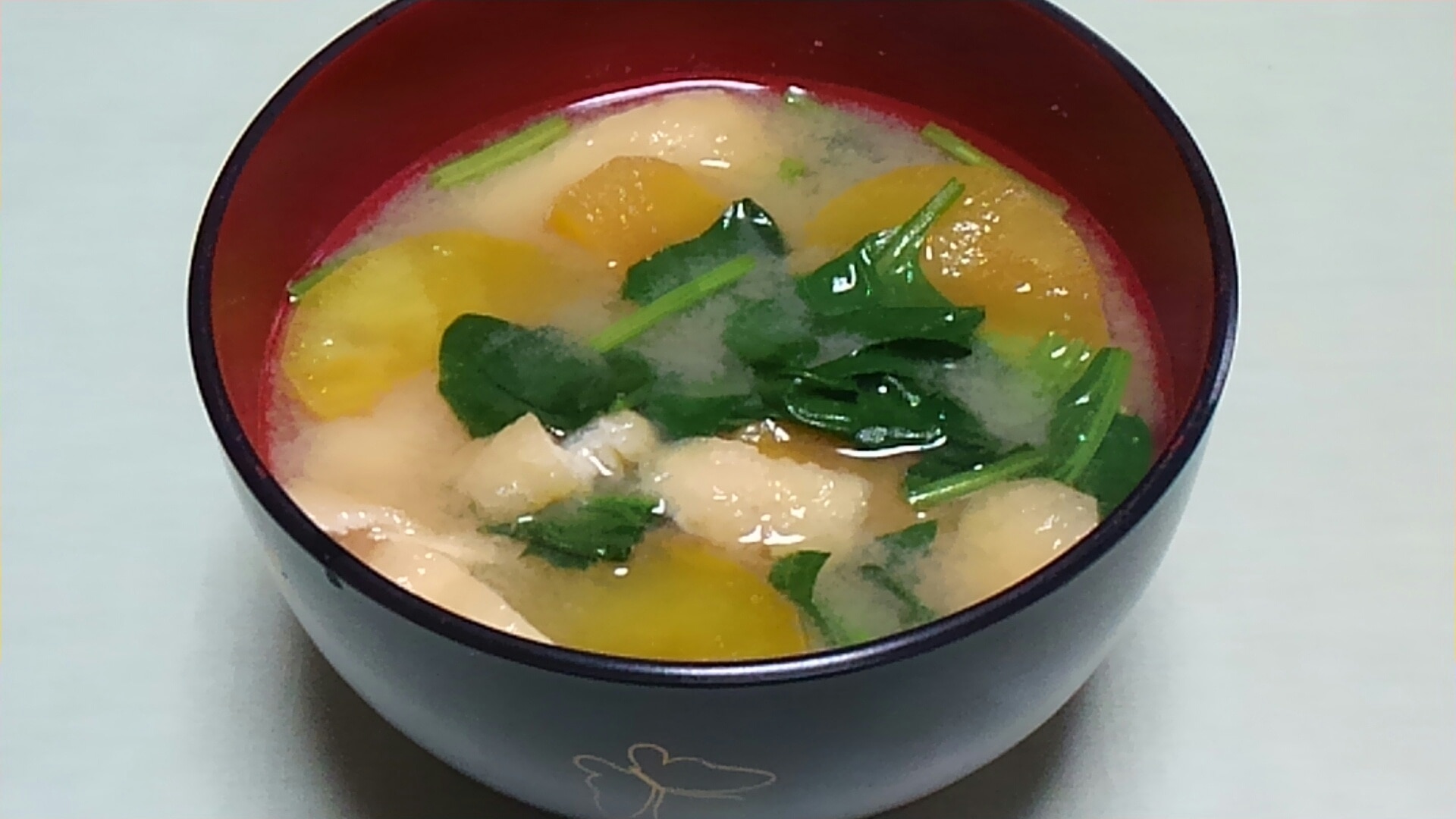 さつまいもとほうれん草と油揚げの味噌汁＊ レシピ・作り方 by ミニー7015｜楽天レシピ