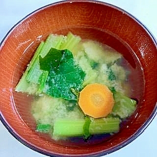 小松菜・にんじん・わかめの味噌汁