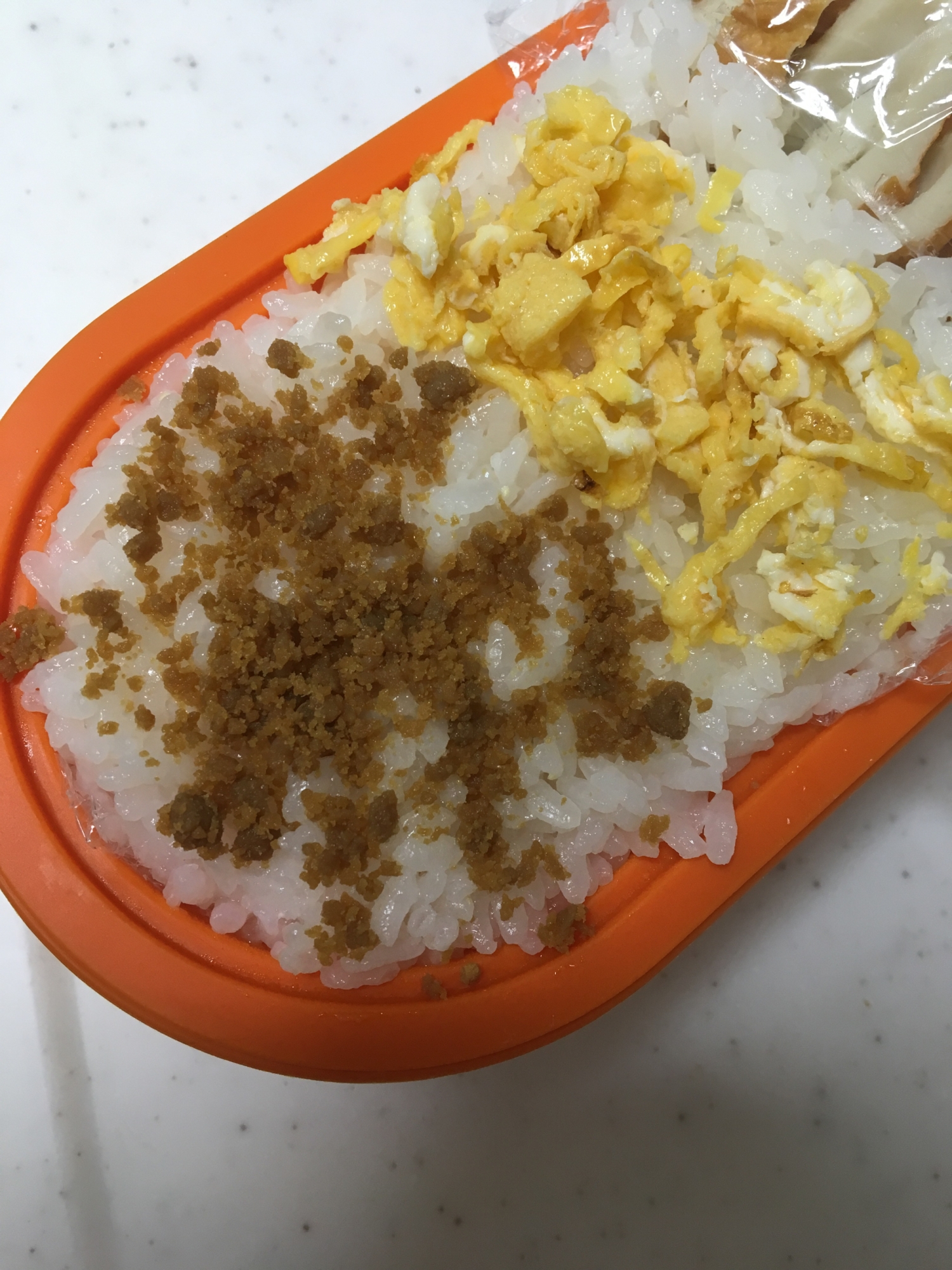 イシイのとりそぼろと錦糸卵のご飯(o^^o)お弁当