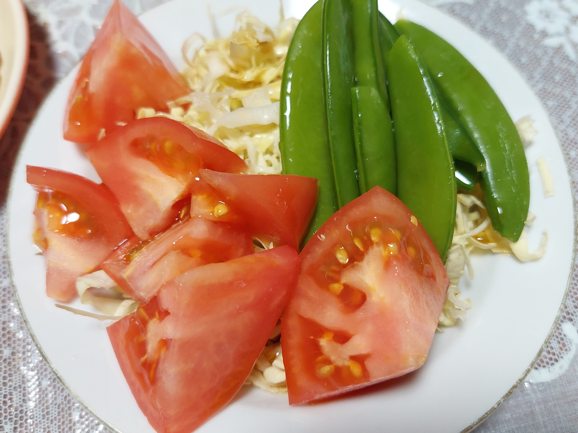 スナップえんどうとキャベツとトマトのサラダ