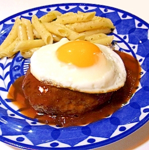 目玉焼きハンバーグ★バジルペンネ添え