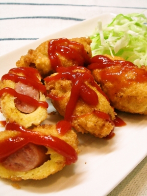 白い皿にのせたアメリカンドッグと千切りキャベツ