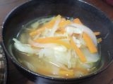 冷蔵庫に眠る千切り野菜で作る！野菜のコンソメスープ