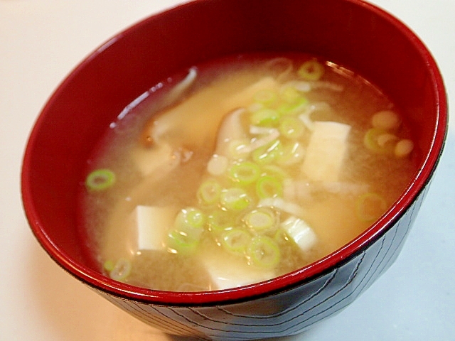 生椎茸とお豆腐のお味噌汁