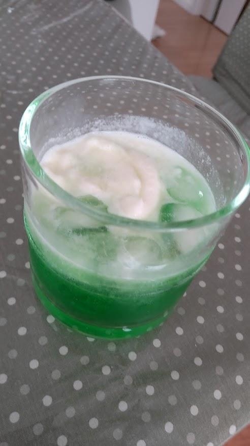 あまったかき氷シロップでメロンクリームソーダ