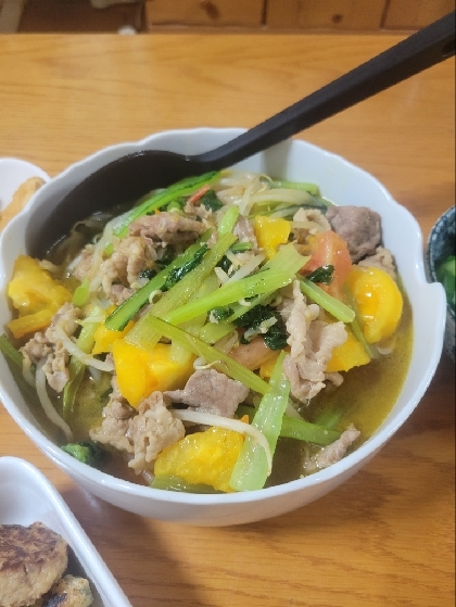 小松菜も安いし畑でトマトも採れたので、作ってみました。簡単で食べ方の幅も広がりました。余っていたもやしも入れました。汁も含めて美味しくいただきました。