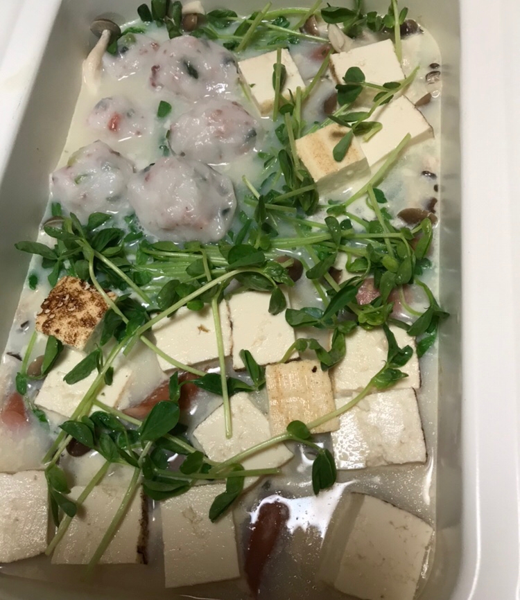イカ団子と豆苗の豆乳鍋
