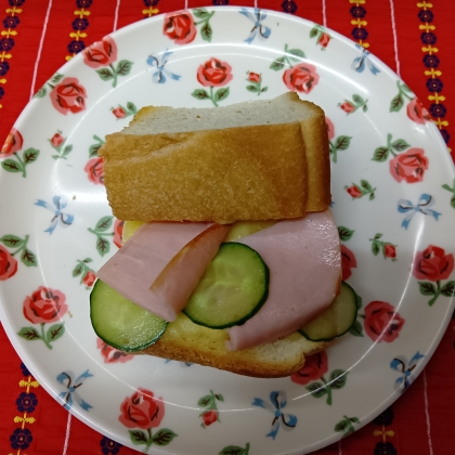 ロールパンサンド きゅうり&ハム挟んで