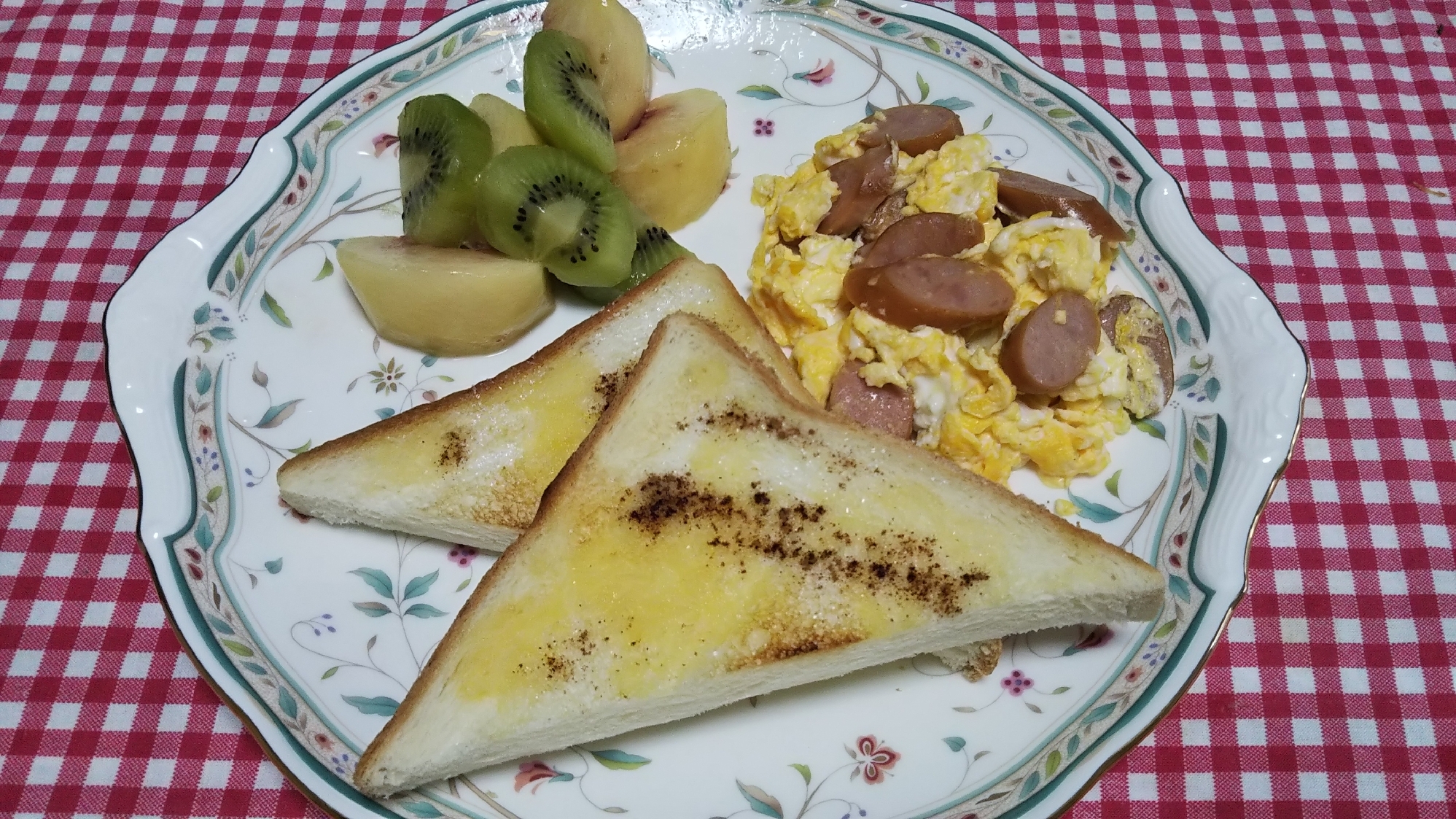 シナモントーストとウインナー炒り卵とフルーツの朝食