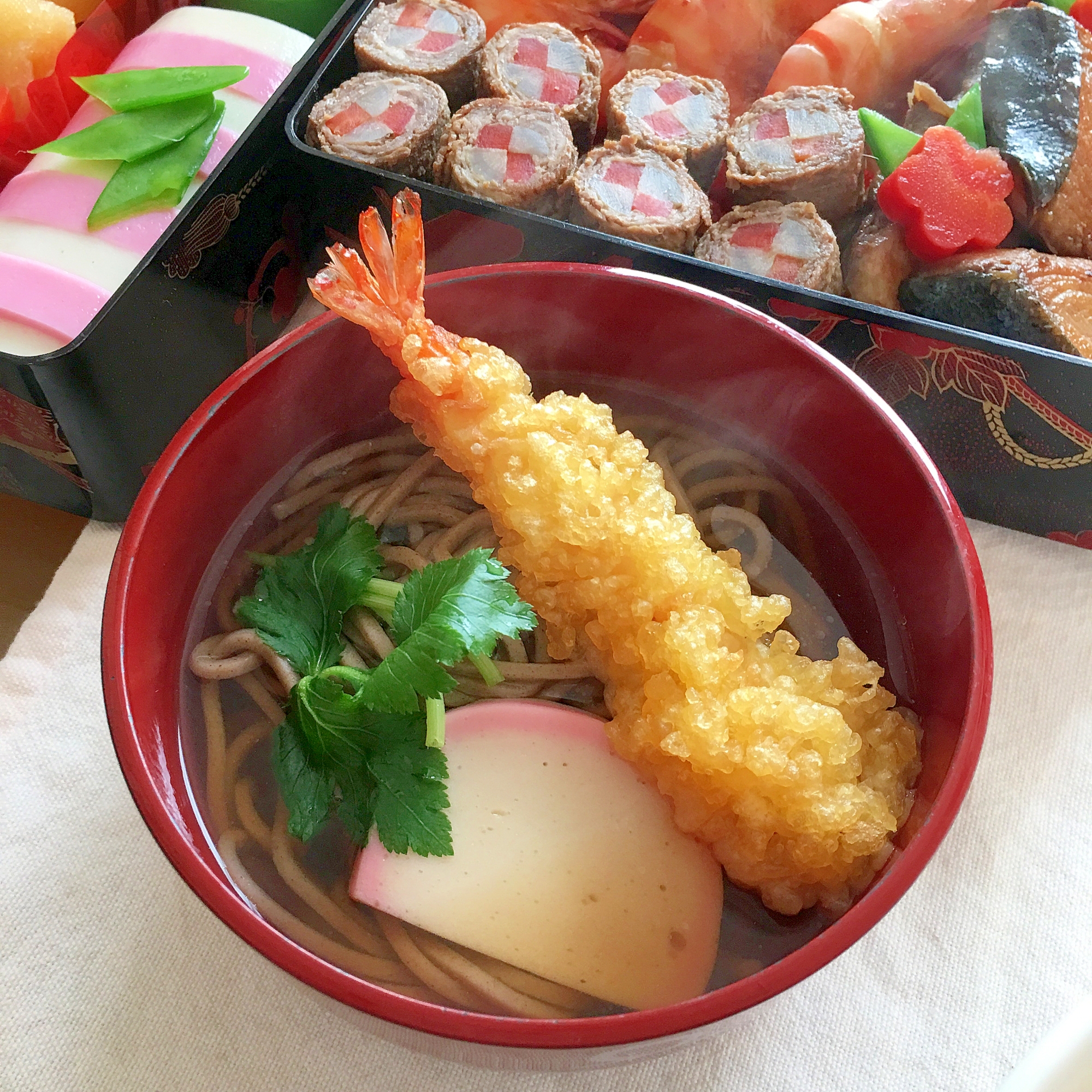 買ってきた海老天で！蒲鉾と三つ葉飾りの年越し蕎麦♡