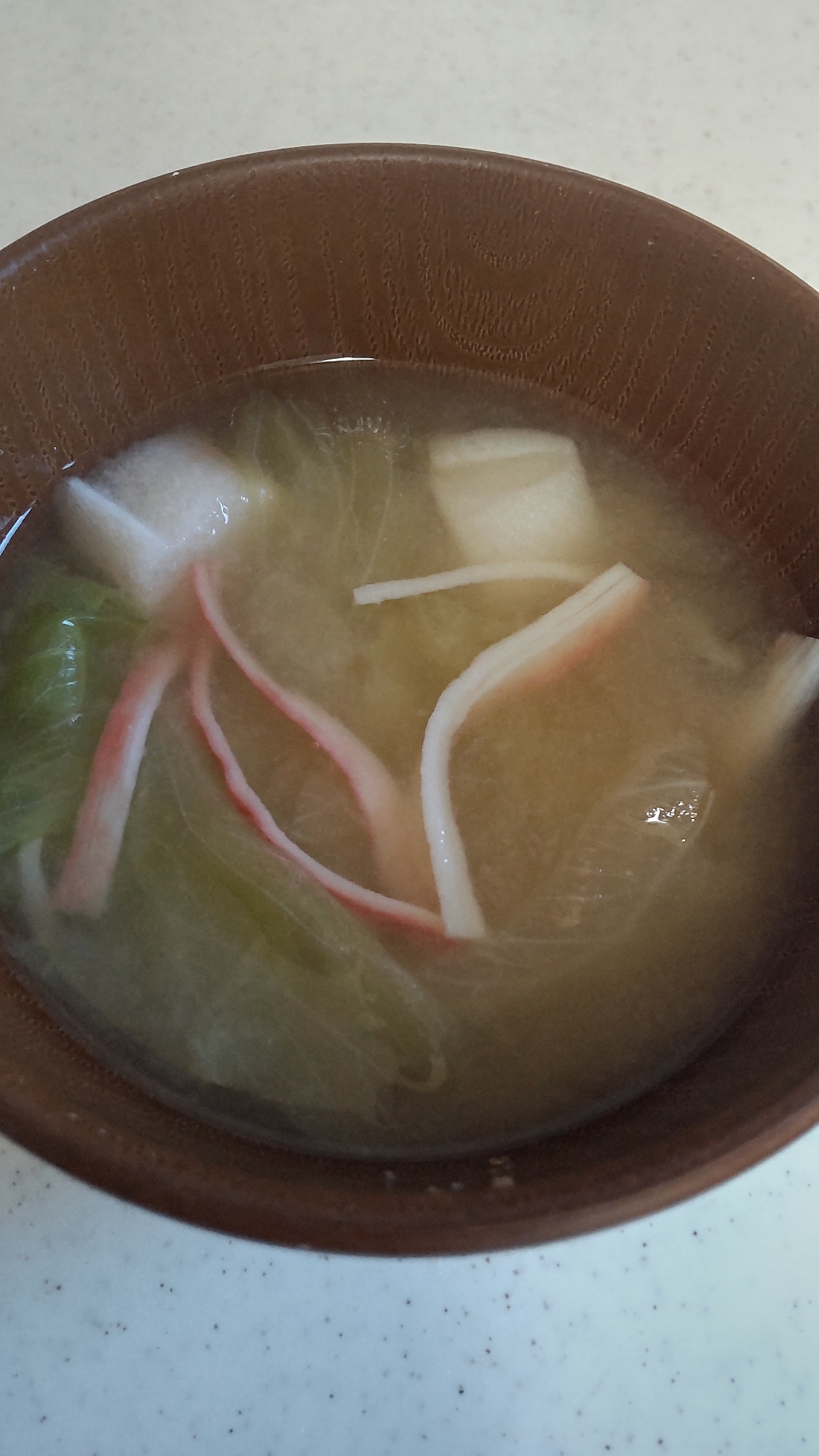 レタスとカニかまとおつゆ麩のお味噌汁