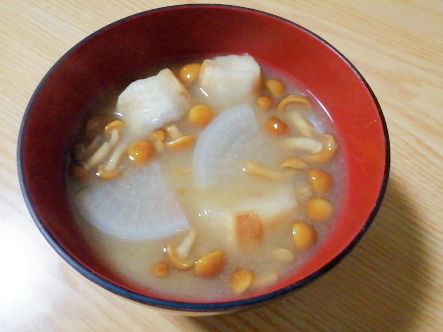 なめこと大根と麩の味噌汁