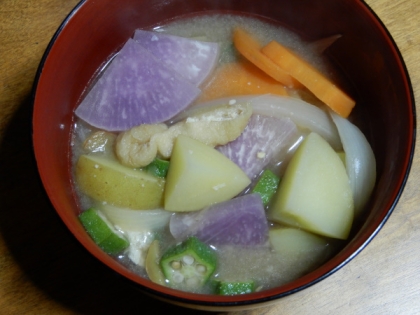 アイコン変わったから来たｗ油揚げ、忘れなかった♪根菜は皮付きで、サラダ大根をサービス♪ジャガ芋の効果もあって、お腹いっぱい❤・・❤ポチ！食欲の秋は簡単だねｗ