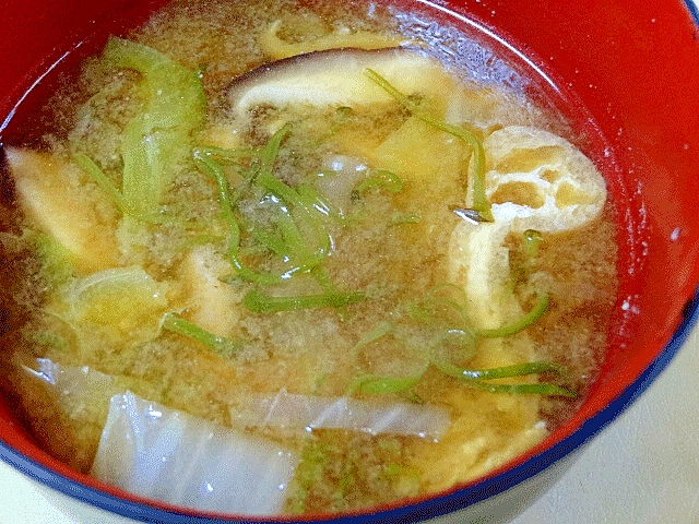 朝食メニュー☆　「白菜とめかぶの味噌汁」