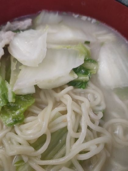 白ごまと白菜の豚骨ラーメン