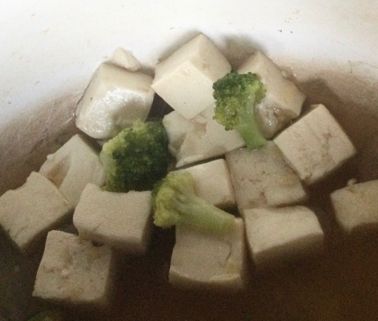 ブロッコリーと豆腐の味噌汁