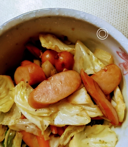 キャベツと魚肉ソーセージのカレーケチャップ炒め