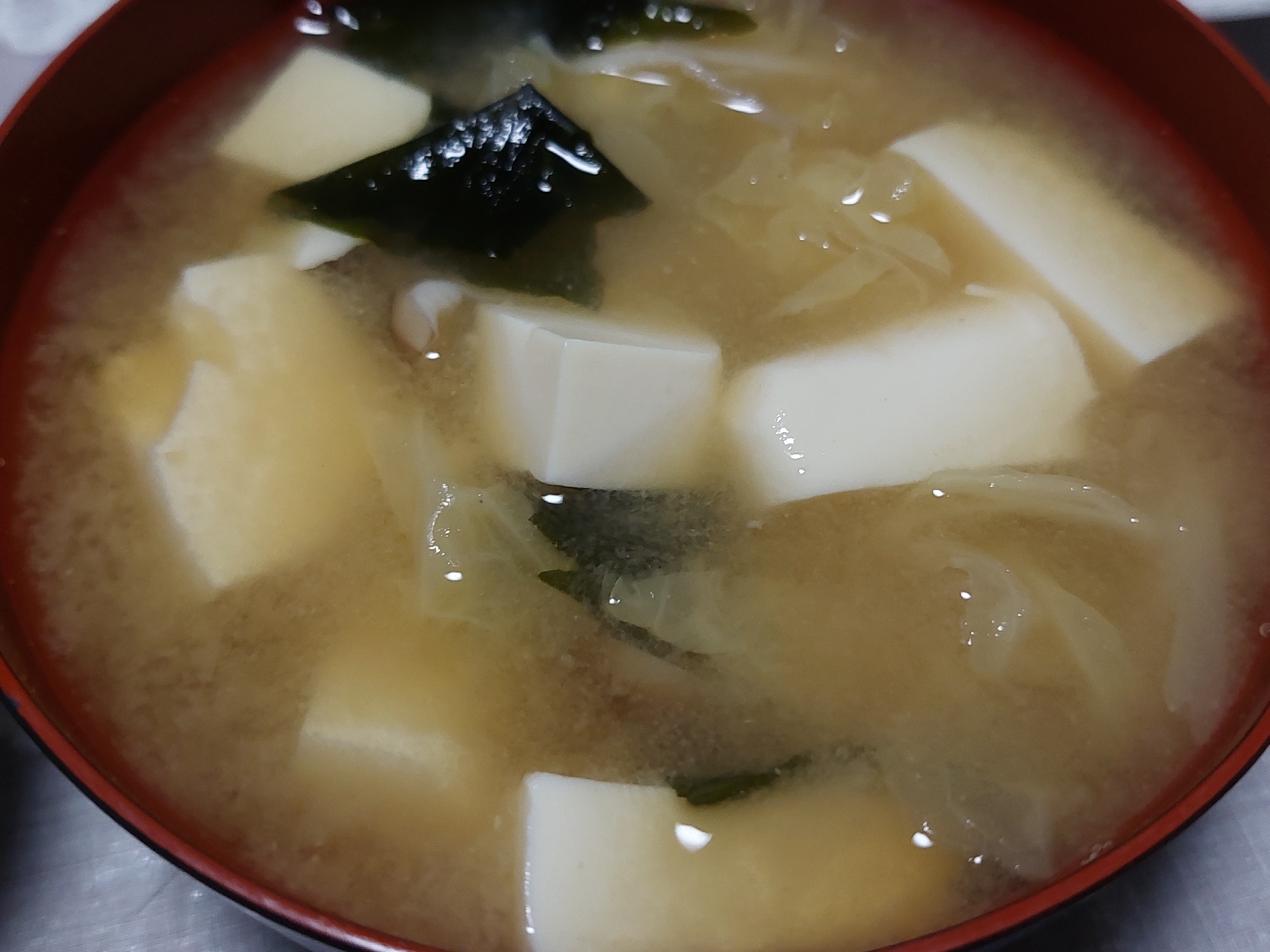 豆腐と白菜とわかめのお味噌汁