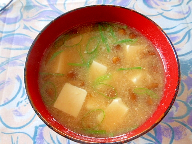 なめこと豆腐の定番味噌汁