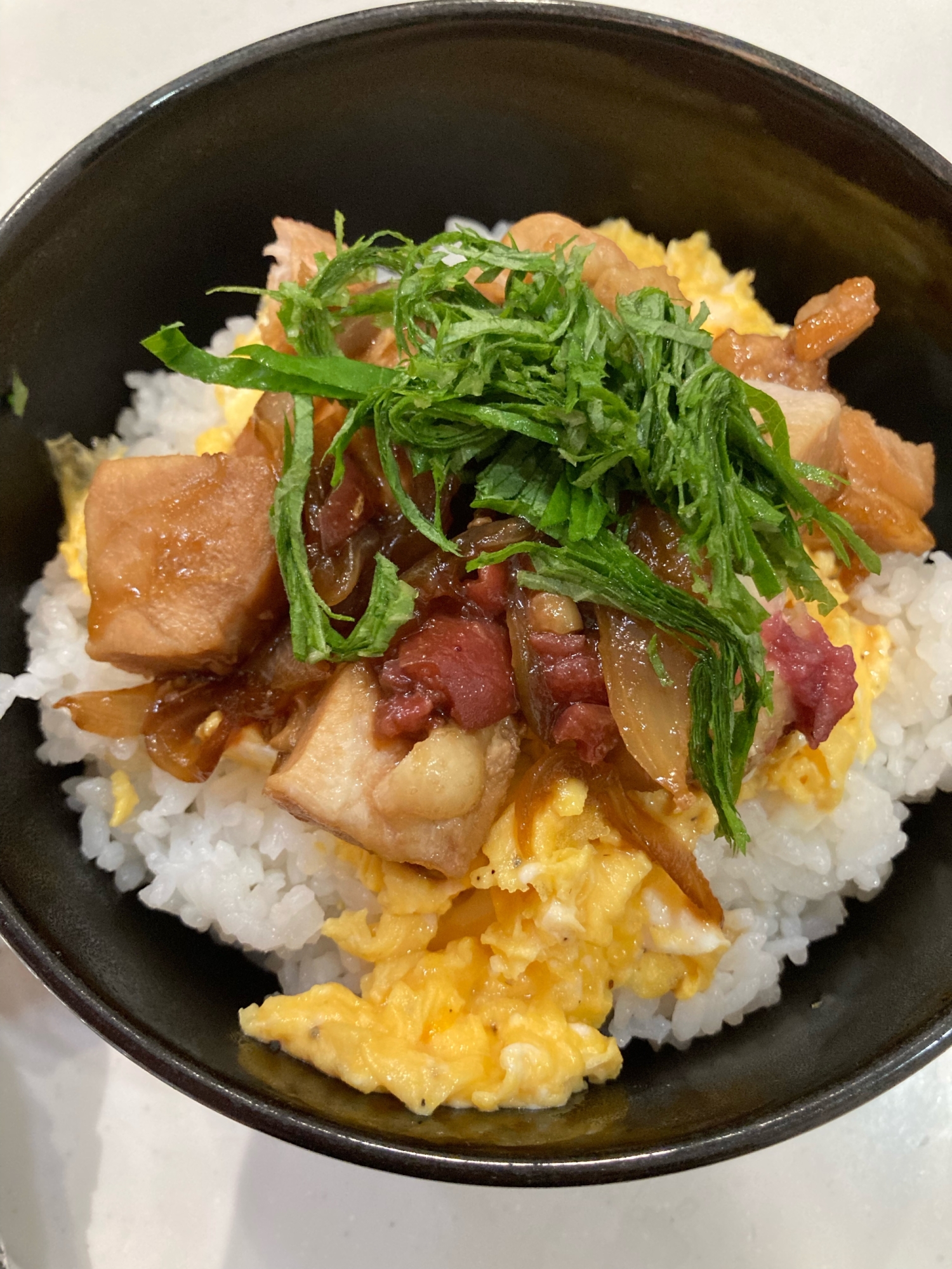 甘酢でさっぱり♪鶏むね肉の梅照りたま丼