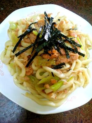 簡単すぐ作れる鮭フレークを使った和風焼うどん