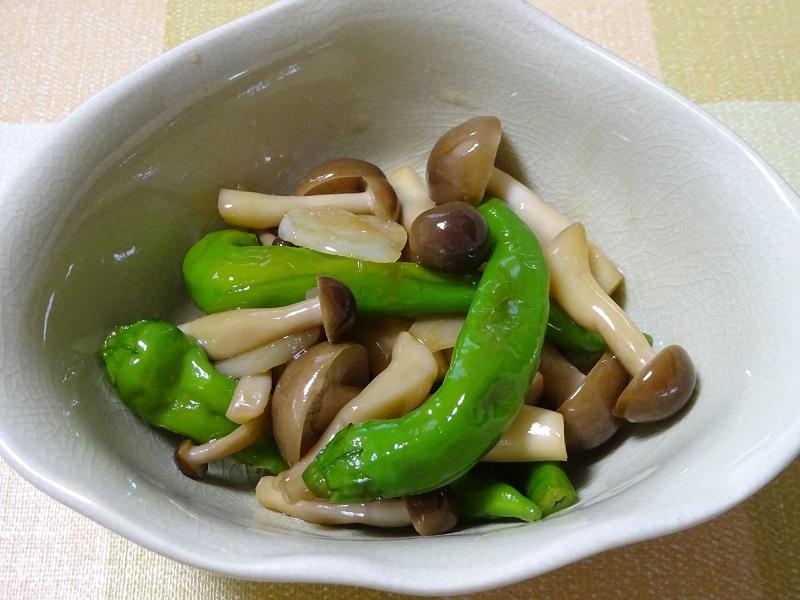 甘長とうがらしとしめじのにんにく醤油炒め