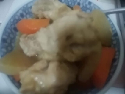 鶏手羽元と野菜のおでん風　大根も人参も美味しいと、大好評でした。