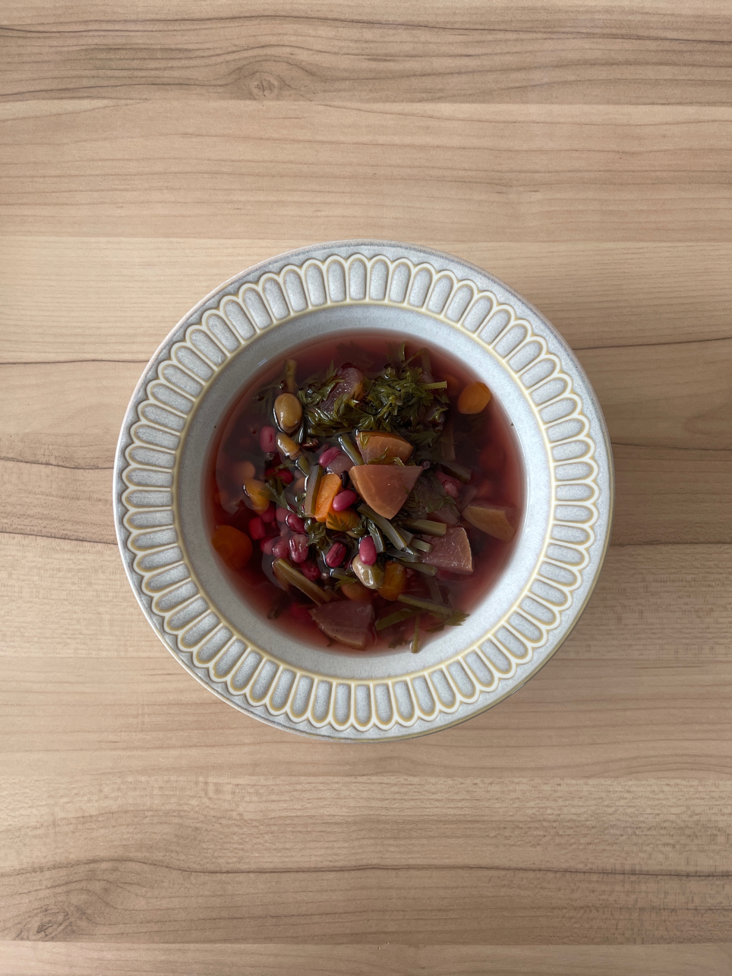 三種の豆と林檎の人参根昆布モルト漬塩古代米煮