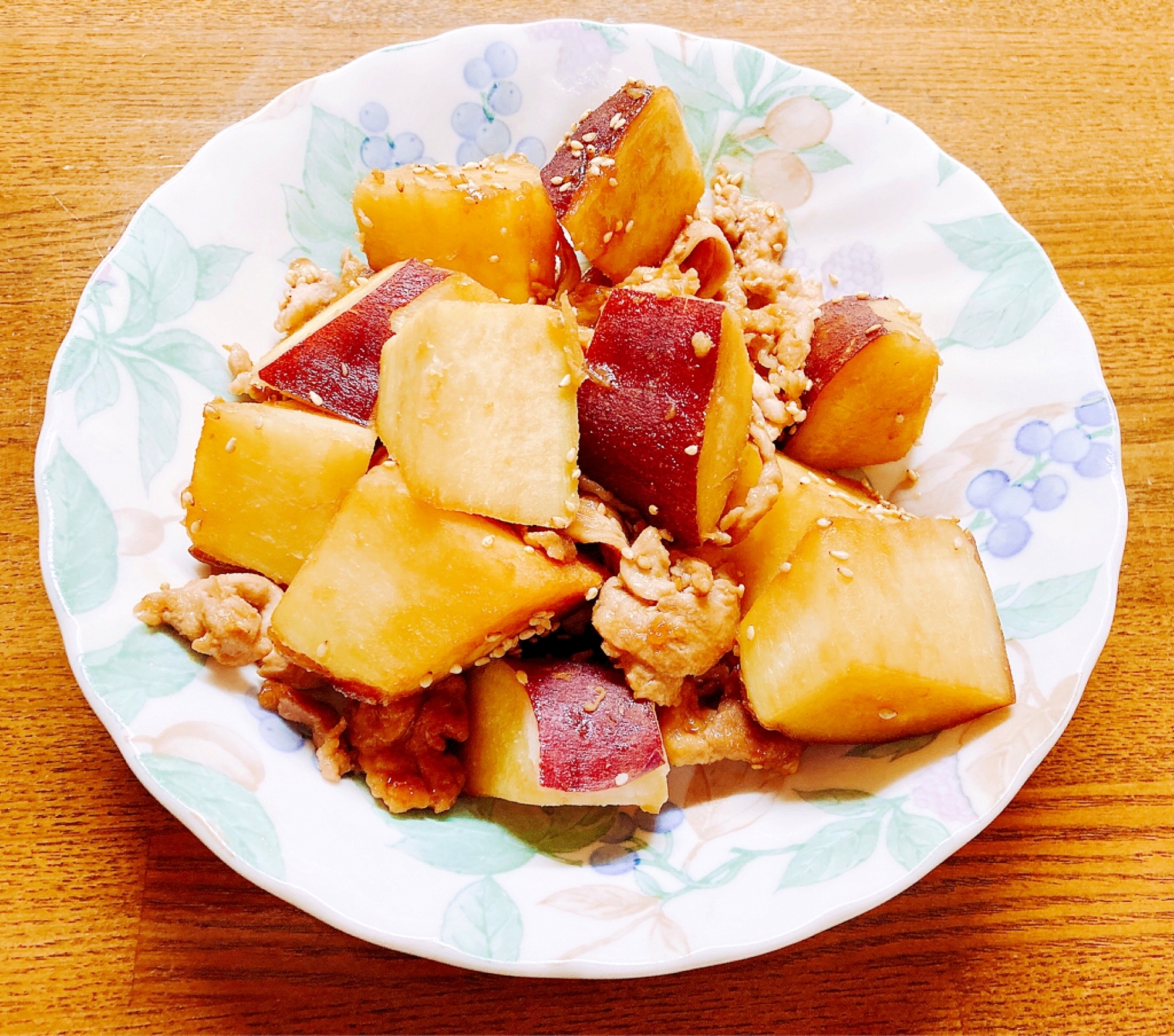 薩摩芋と豚肉の甘辛ゴマ炒め