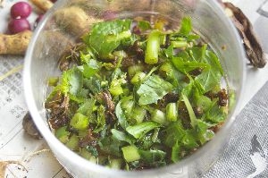 シソの実とからし菜のピリカラ小鉢