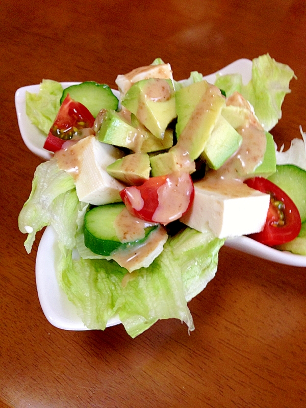 アボカドと豆腐と野菜のサラダ