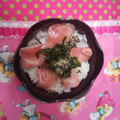 まぐろとわかめの丼