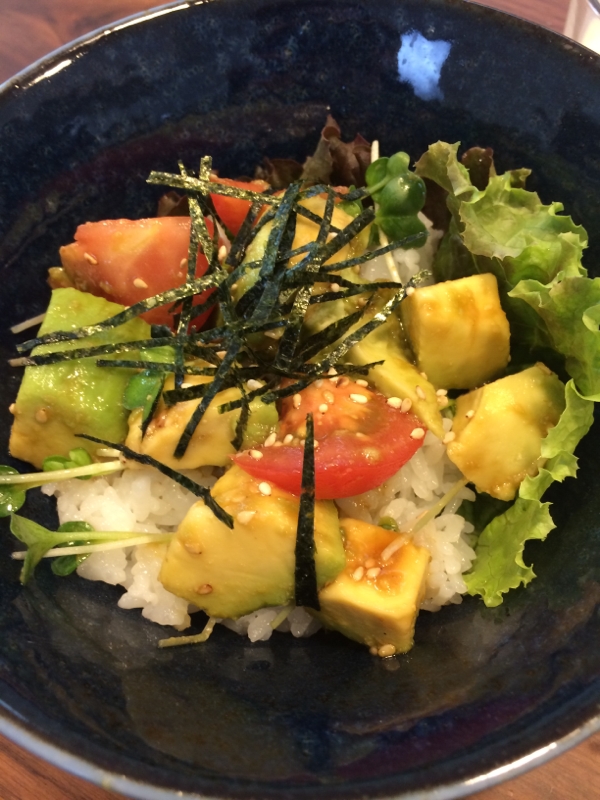 切って混ぜるだけ☆アボカドとトマトの丼