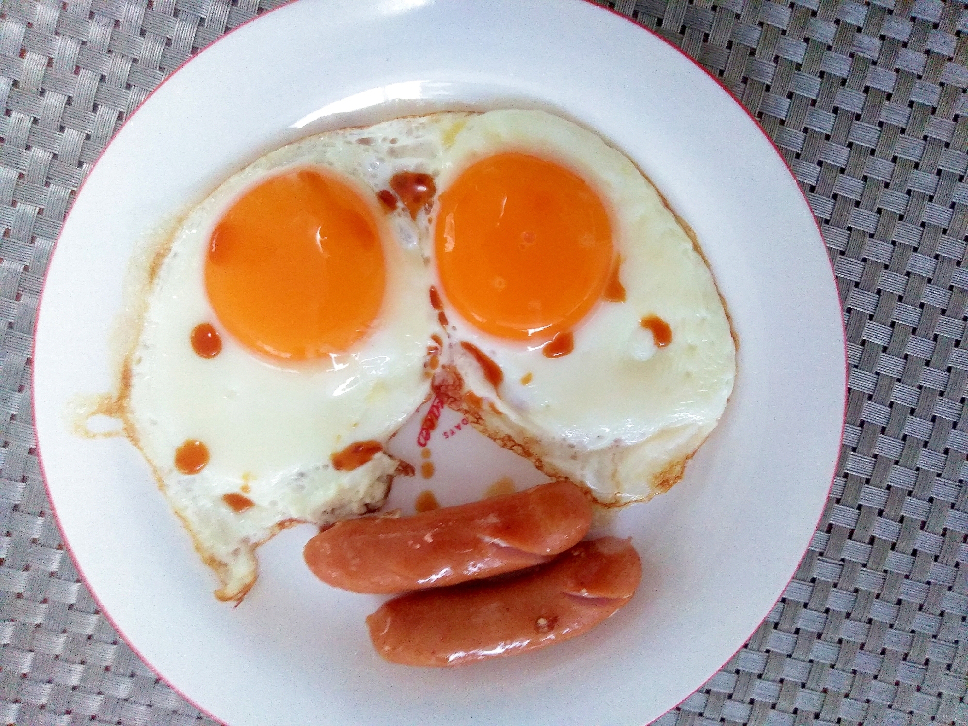 キャンプ～しょうゆ目玉焼きウインナー添え