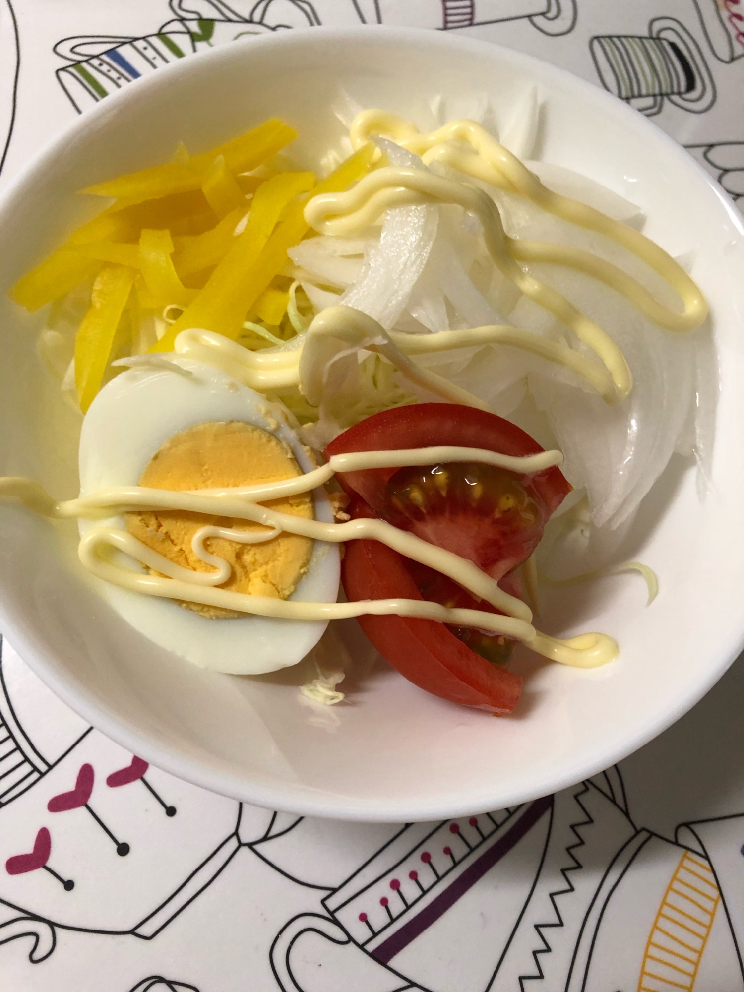 マヨネーズで食べる✨沢庵と新玉葱の生野菜サラダ