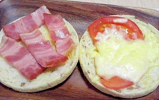 ベーコンとトマトチーズのオープンサンド