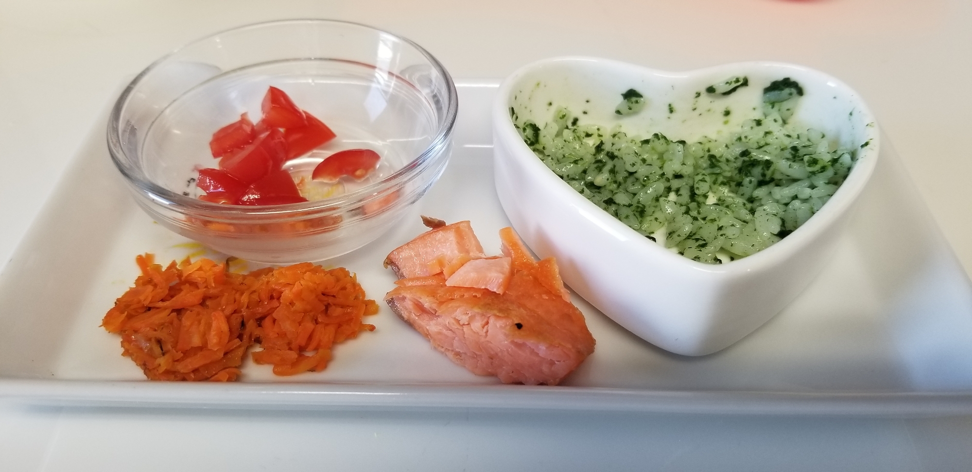 【離乳食後期】トマト、人参、鮭、小松菜ご飯プレート